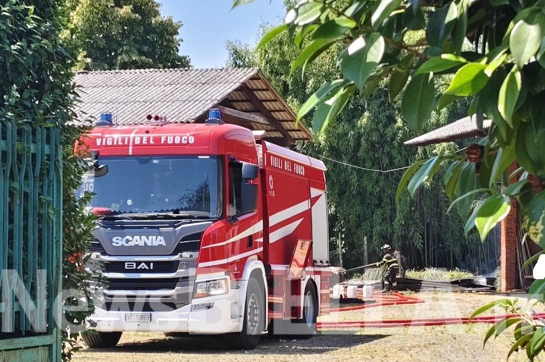 A fuoco la tettoia di un fienile, Vigili del Fuoco in azione a Sandigliano