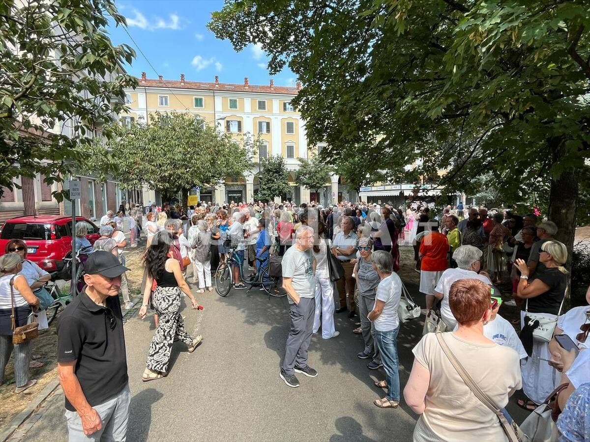 "Giù le mani dai ciliegi": a Biella cittadini in piazza contro il progetto agli Zumaglini FOTO e VIDEO