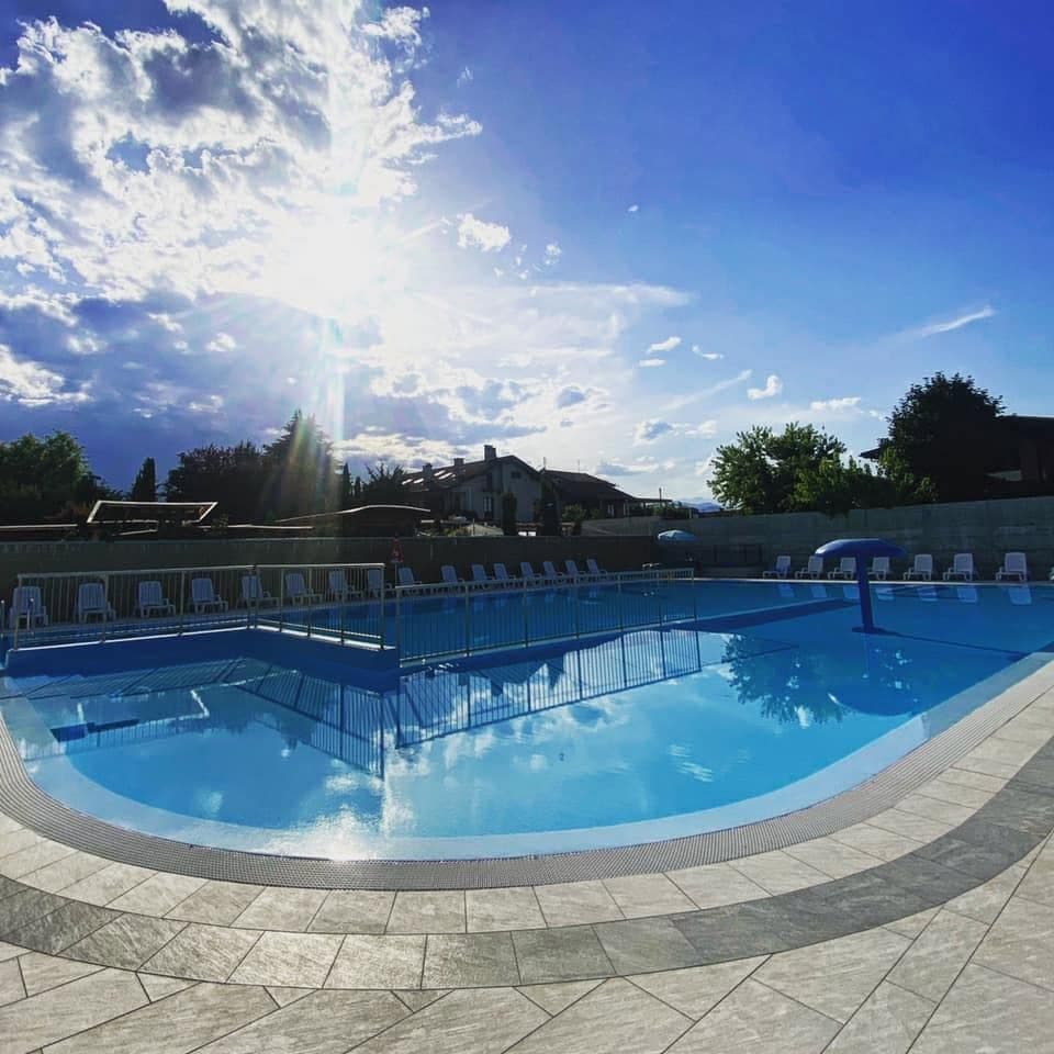 Dopo ritardi negli allestimenti e nell’analisi dell’acqua apre la piscina comunale di Cavour