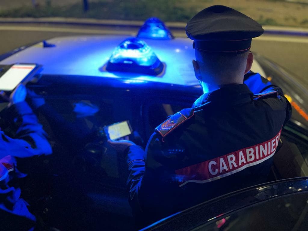Dal Nord Ovest - Si divertiva a danneggiare le auto in sosta e un distributore, scattano le manette