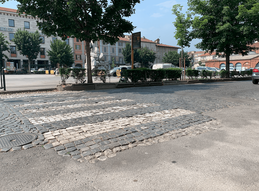 Savigliano, si rifà la pavimentazione in porfido di piazza del Popolo