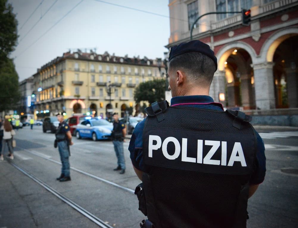Senza casco né assicurazione: tra Porta Nuova e San Salvario scatta il sequestro per 12 monopattini