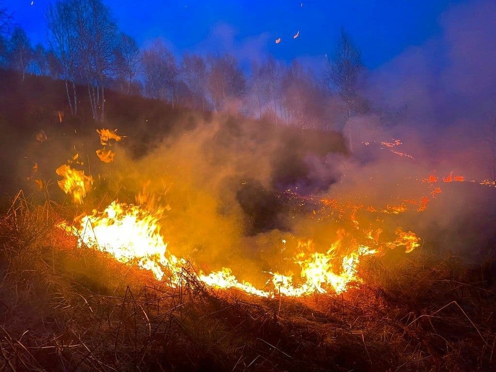 Bagliori di fiamme e fumo dal Tracciolino, diverse chiamate e segnalazioni ai Vigili del Fuoco