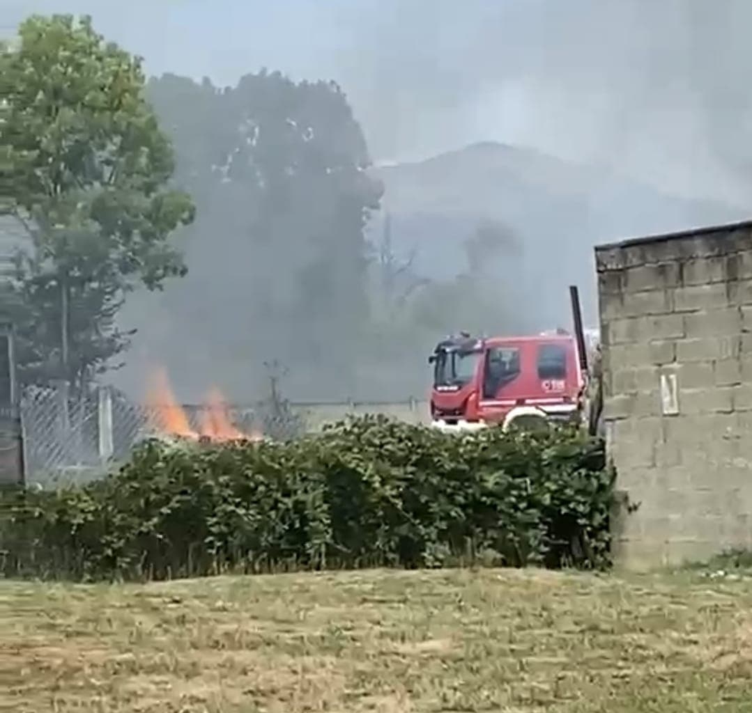Camburzano: Imponente incendio sulla via provinciale VIDEO