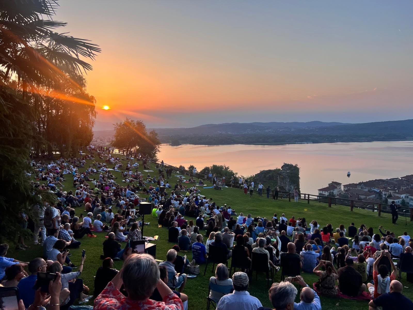 Oltre 1.800 persone all'Alba del Solstizio alla Rocca di Arona