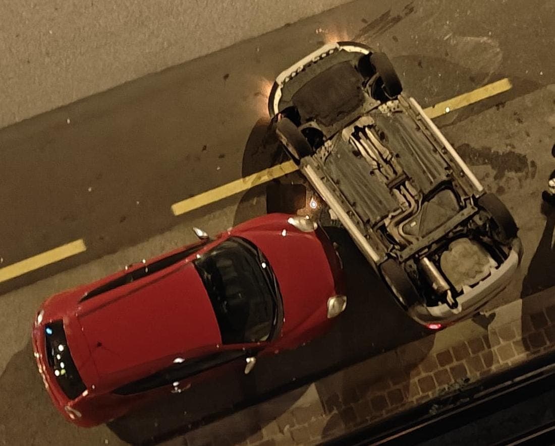 Biella, scontro tra due auto in via Cottolengo: una vettura si ribalta. Coinvolta una terza parcheggiata