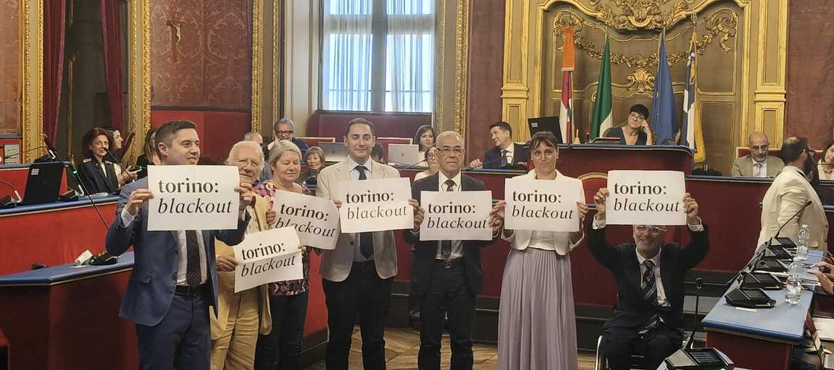 "torino: black out": minoranza all'attacco in Sala Rossa. Dal centro a Mirafiori manca di nuovo la luce
