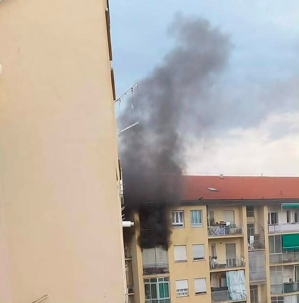 Fiamme da un appartamento all'ultimo piano, paura in zona Filadelfia