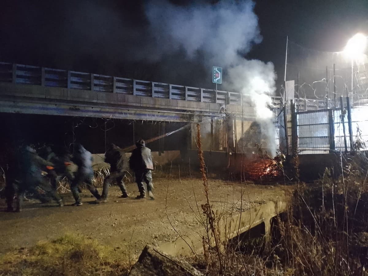 No Tav, notte di tensione e scontri al cantiere di Chiomonte