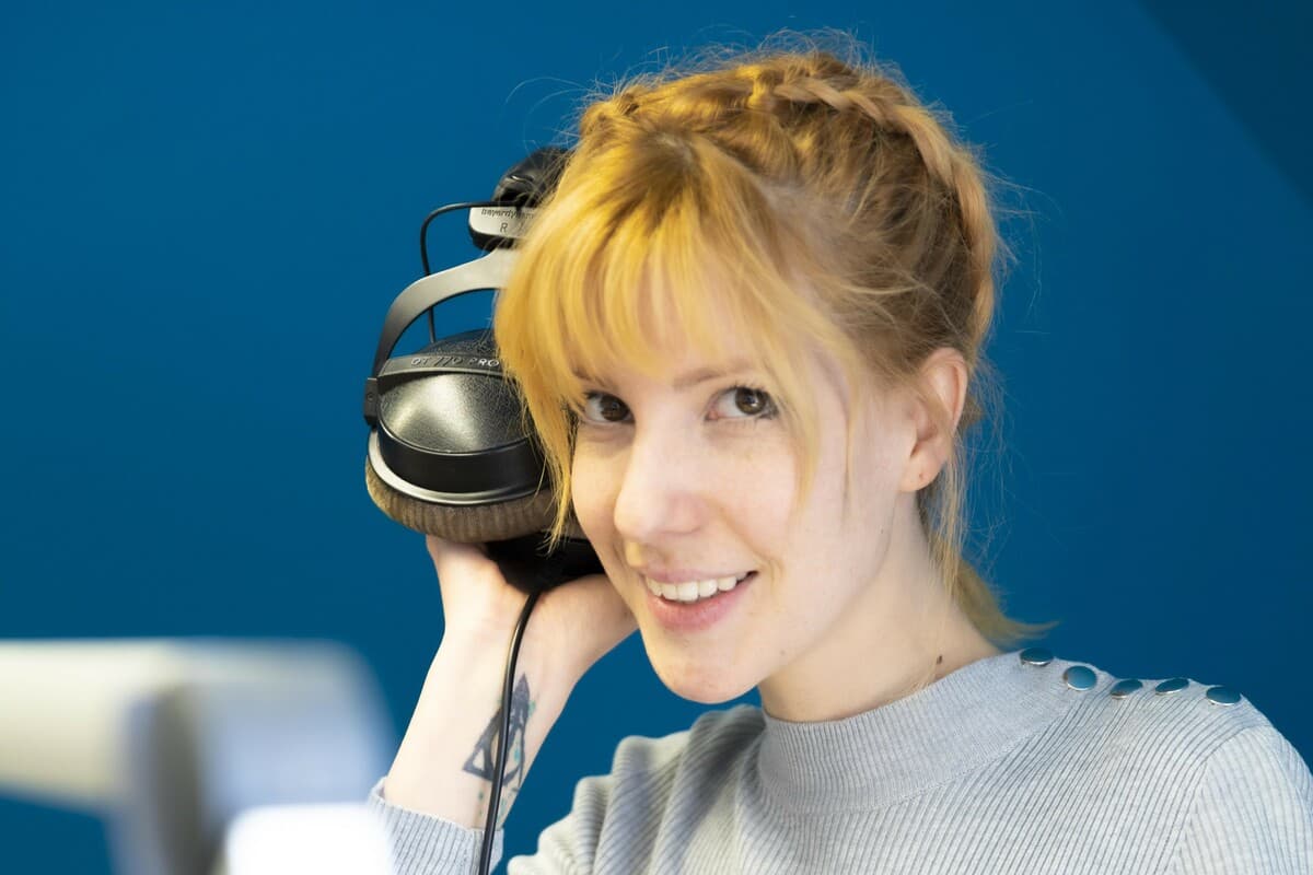 La voce umana è diventata un bene raro: cosa succede al lavoro telefonico nell'anno delle voci artificiali