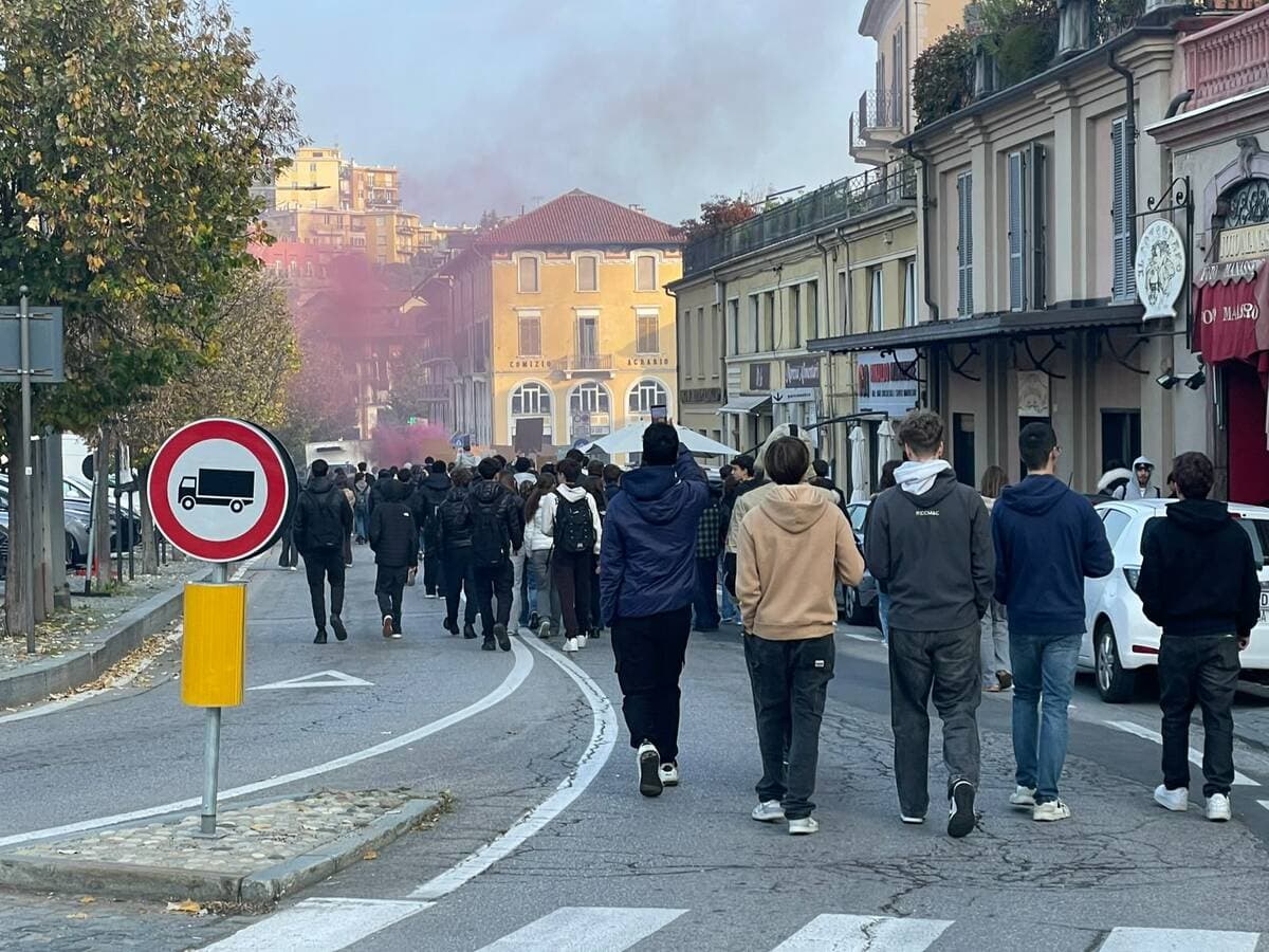 Scuola, studenti in corteo a Mondovì: "Mancano gli attrezzi, fa freddo e la struttura cade a pezzi" [FOTO E VIDEO]
