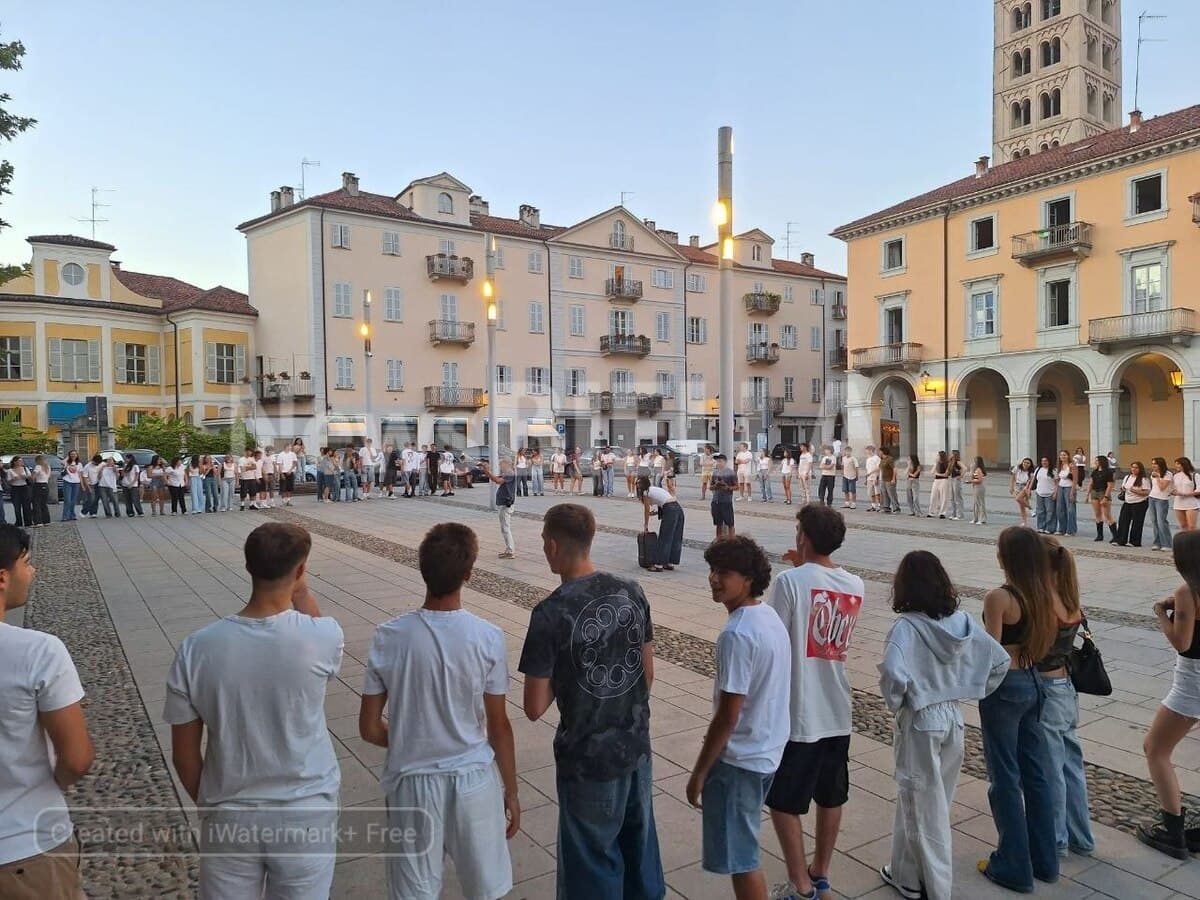 Maturità 2026, a Biella studenti in piazza Duomo per cantare "Notte prima degli esami" FOTO e VIDEO