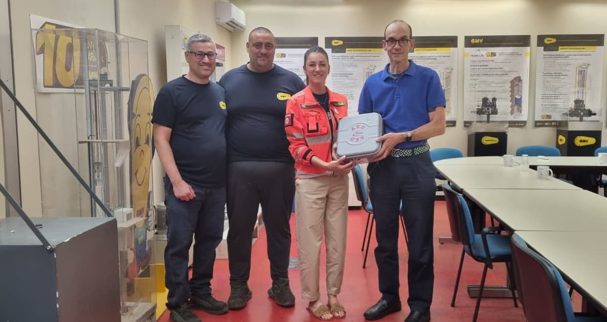 Novara Soccorso dona un defibrillatore alla Gmv Martini SpA