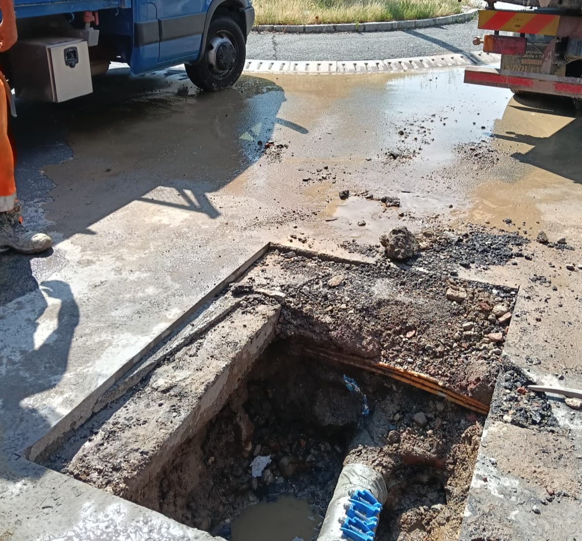 Perdita d’acqua in via Carso, intervento urgente di Cordar per evitare ulteriori disagi FOTO