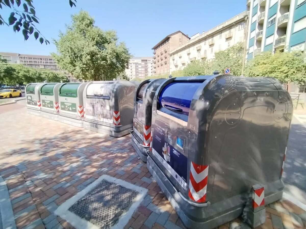 Piazza Carducci: la nuova ciclabile e l'incognita dei cassonetti: "Le auto non vedono le bici arrivare"