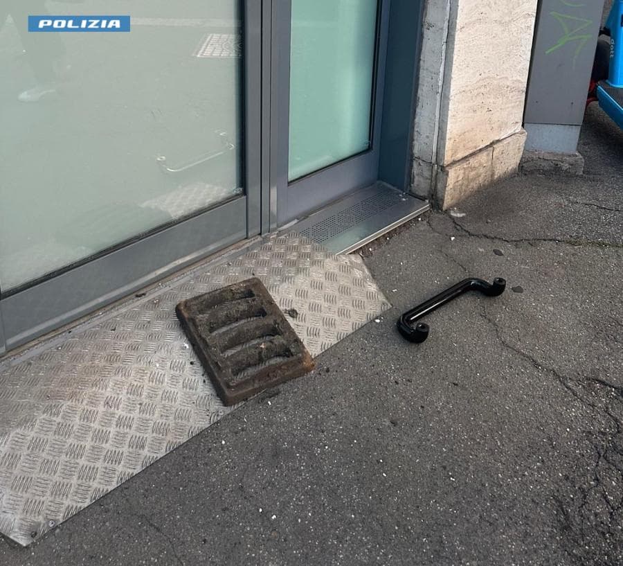 Crocetta, tenta di sfondare la porta di uno studio con un tombino