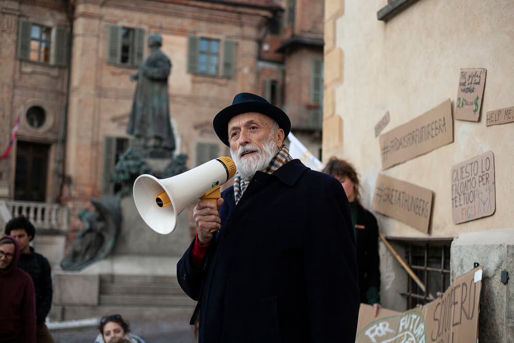 Bra unita nel ricordo di Carlin Petrini: l'opposizione propone l'intitolazione di una piazza in sua memoria