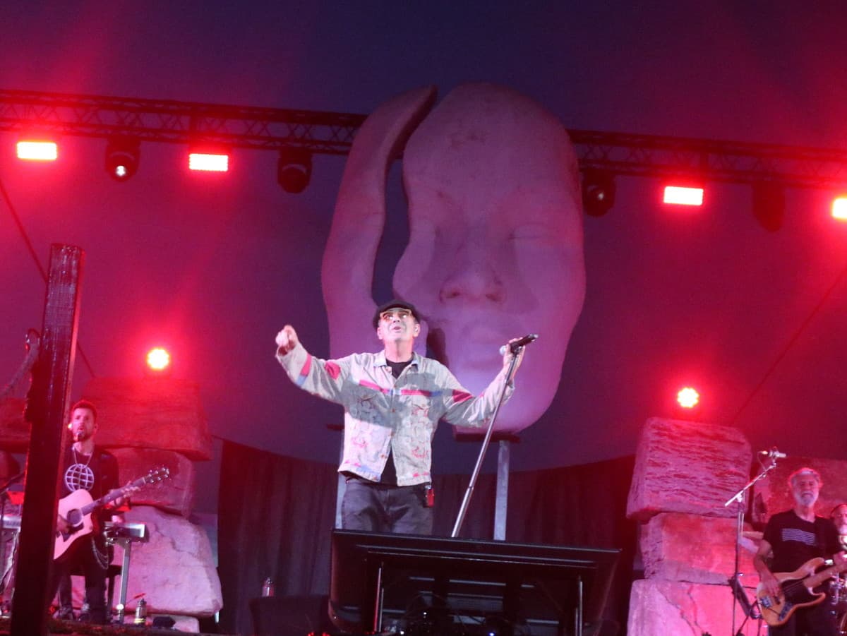 Dopo 10 anni Luca Carboni torna all'Anima Festival, commuove e infiamma il pubblico dell'Anfiteatro di Cervere [FOTO E VIDEO]