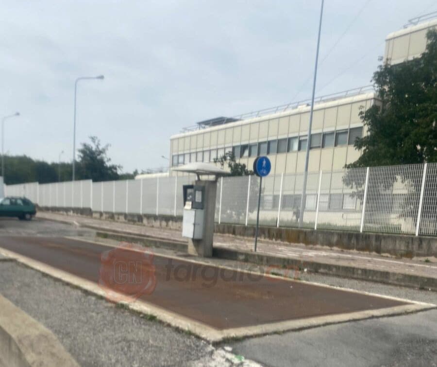Pesa di corso De Gasperi fuori uso da un mese, il titolare di un'azienda: "Un disservizio totale"