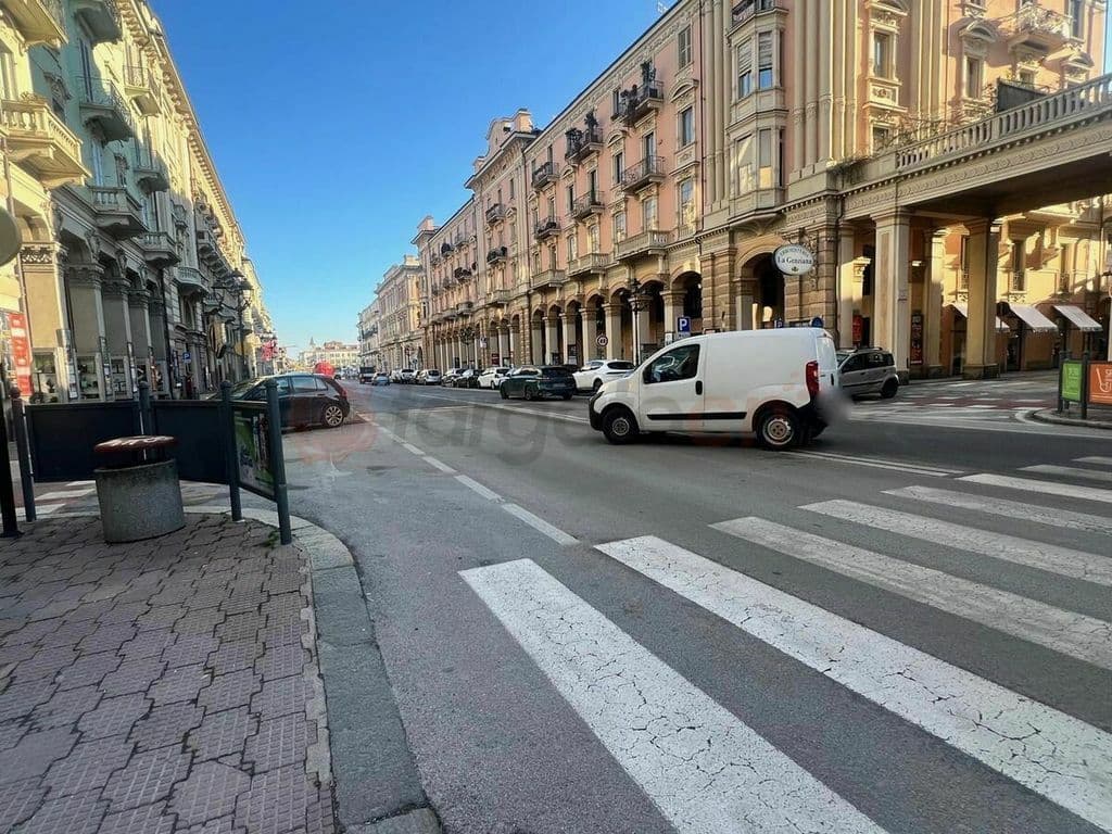 Accattonaggio molesto sotto i portici a Cuneo, prosciolto 33enne: il giudice riconosce la particolare tenuità del fatto