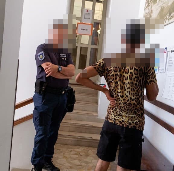 Torre Pellice: vuole a tutti i costi la residenza e minaccia le impiegate dopo aver provato a corromperle