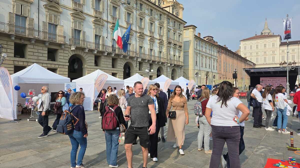 Oltre 30 stand in piazza Castello: i rappresentanti delle 18 professioni sanitarie si raccontano alla gente