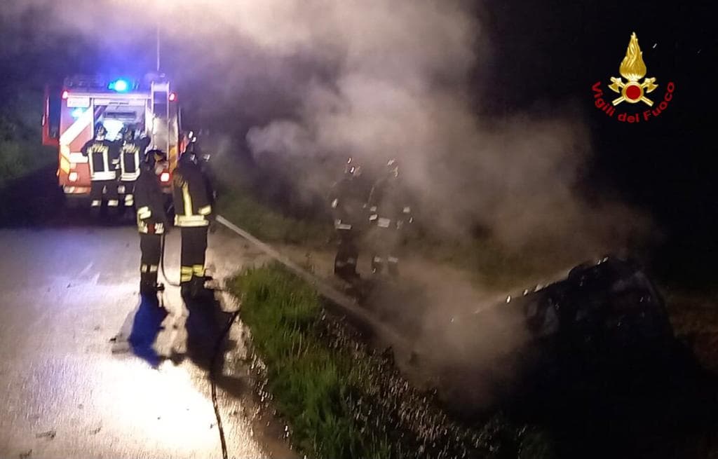 Due mezzi a fuoco nella notte: un rimorchio a Boves e una vettura a Caraglio