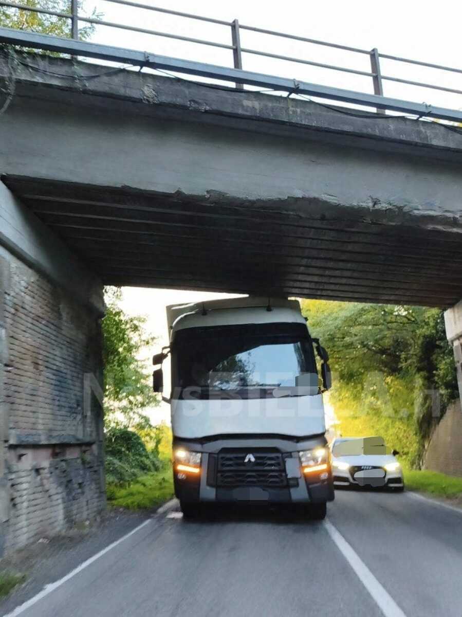 Camion bloccato sotto al cavalcavia a Buronzo
