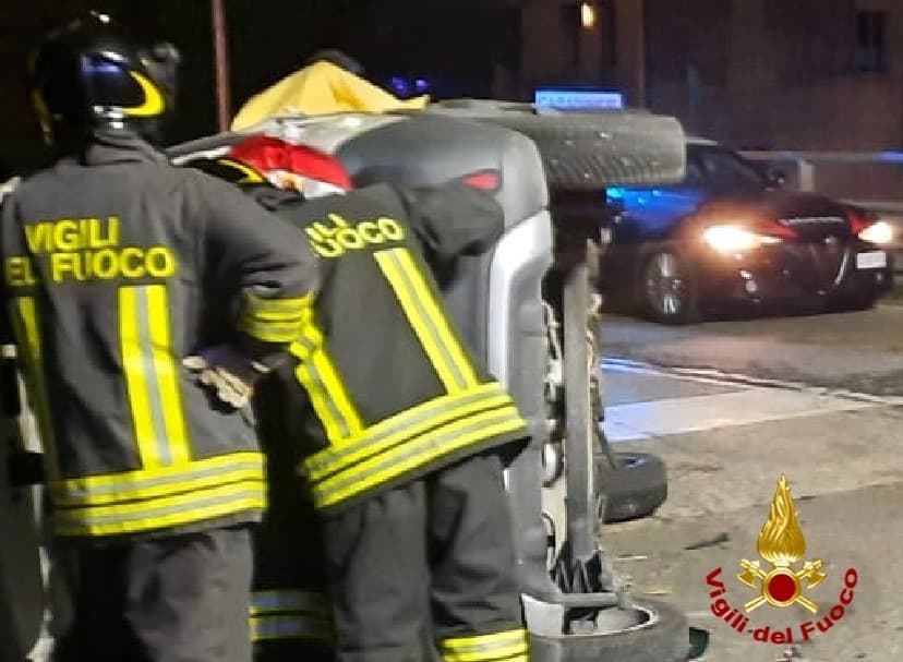 Auto si ribalta a Vigliano: danneggiata una colonnina del metano