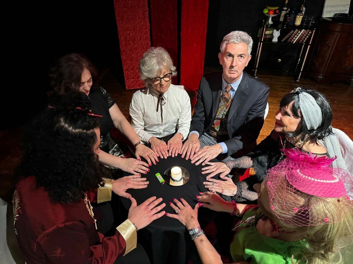 Al Teatro Garavagno di Trinità “Questione di spirito”, brillante commedia interpretata dalla compagnia Chat noir