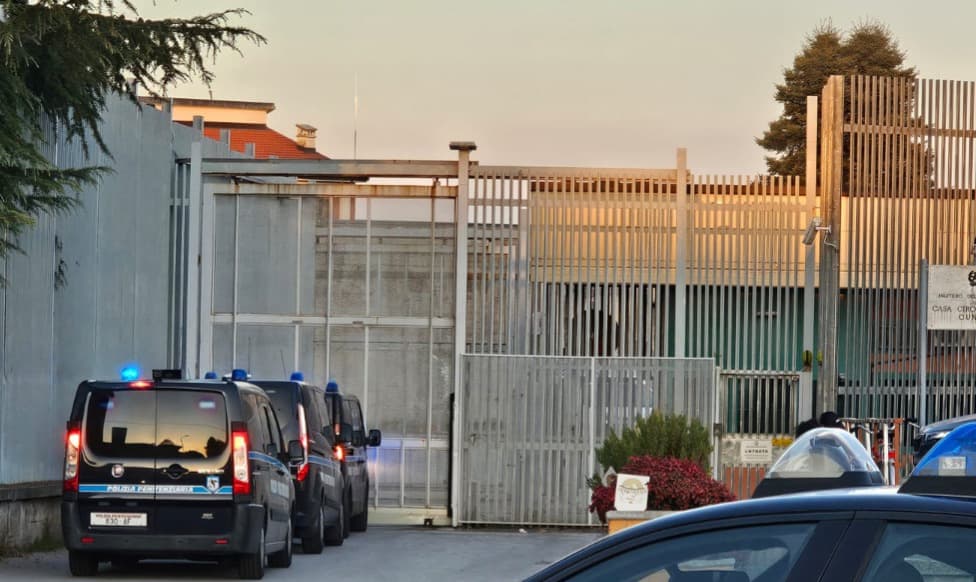Carcere di Cuneo, detenuto a fine pena protesta: non vuole uscire. L’Osapp: “Purtroppo non abbiamo posto” 