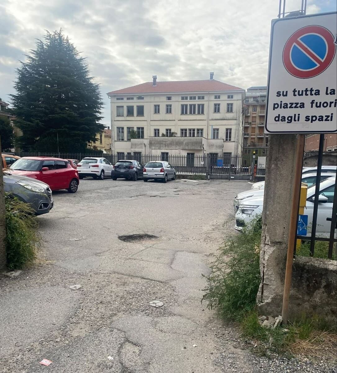 Biella, si allargano le buche nel parcheggio di via Arnulfo FOTO